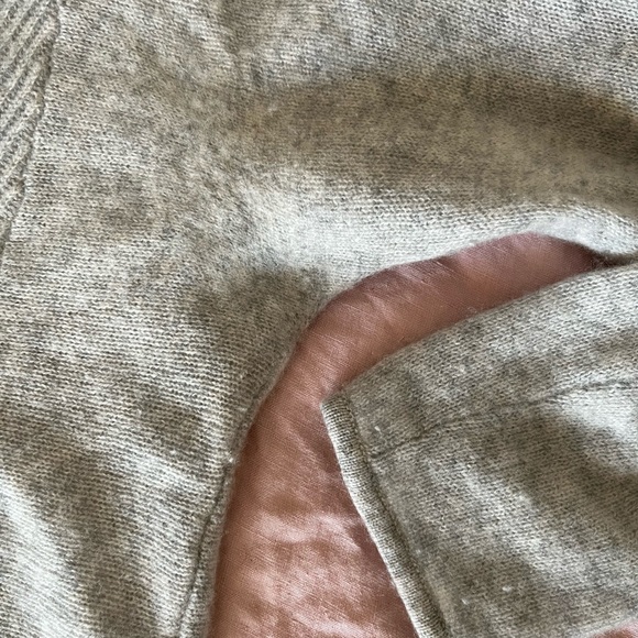 Gorgeous silver grey cashmere v neck sweater by Pure Cashmere, size 10. - Picture 9 of 11